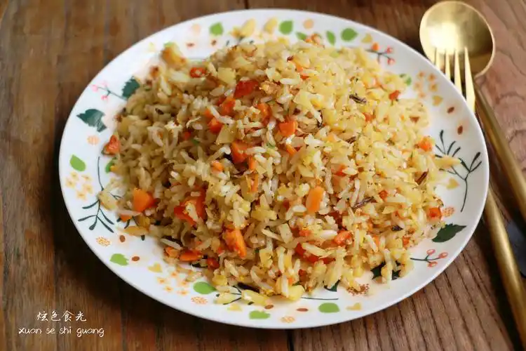银鱼炒饭怎么做_银鱼炒饭的做法_炫色鸾树z_豆果美食