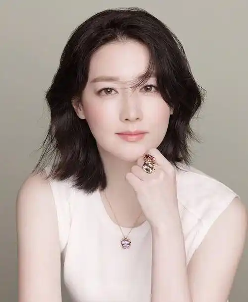 49岁李英爱素颜逛超市被偶遇,容颜不老美丽依旧,如今活成这样_照片