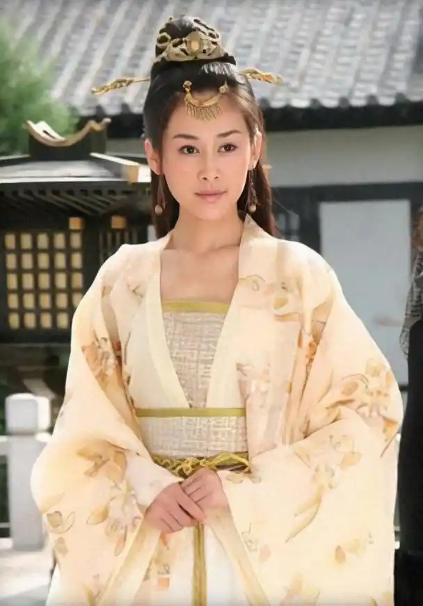 周扬曾是靳东的绯闻女友,刘亦菲曾为她当过伴娘,如今因整容失败成蛇精