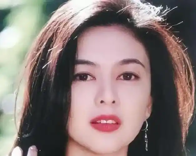 背了那么多年黑锅,终于被刘銮雄给澄清了,关之琳到底做了什么?