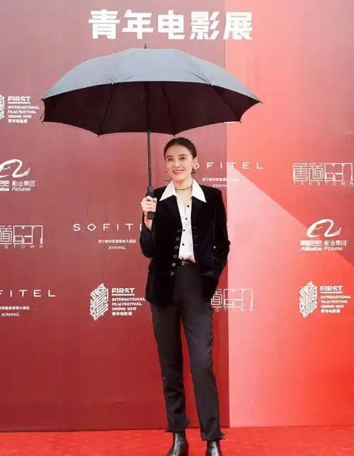 话说,身高170 的宋佳身材比例完美,简直就是天生的衣架子,穿衣表现力