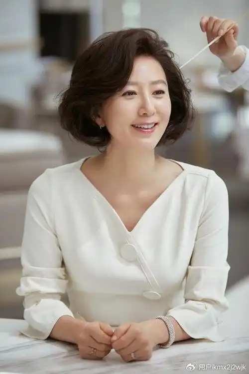 中老年女性别再烫小卷了,这些发型才是最好的选择,不老气显气质|发型