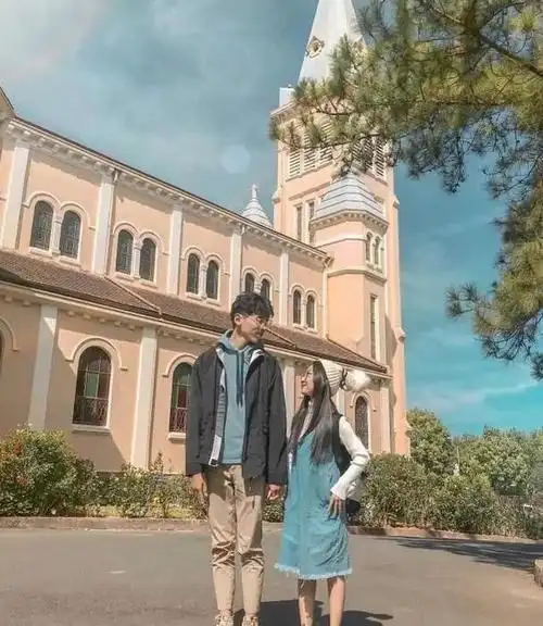 越南女孩身高1米49找了个1米83的男友害怕去人多的地方逛街