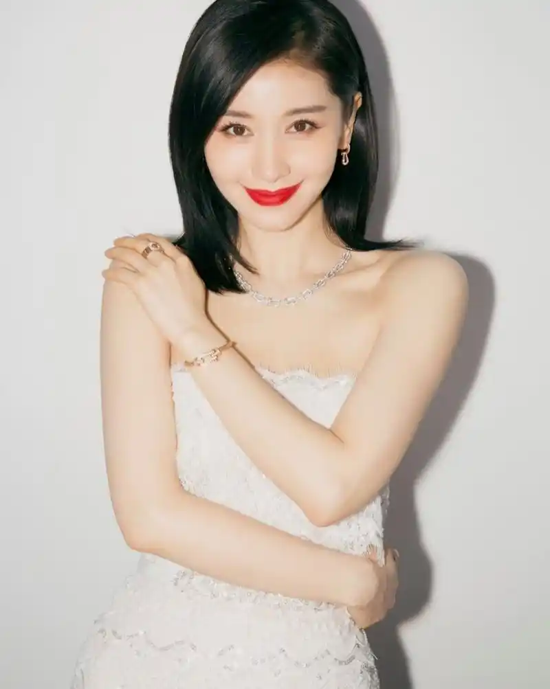 王子文真是绝美,身穿水晶蛋糕裙,层层白纱之上水晶钉珠点缀其间,红唇