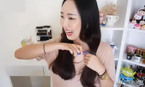 美女自己在家剪头发完成后理发师都哭了这是要失业呀