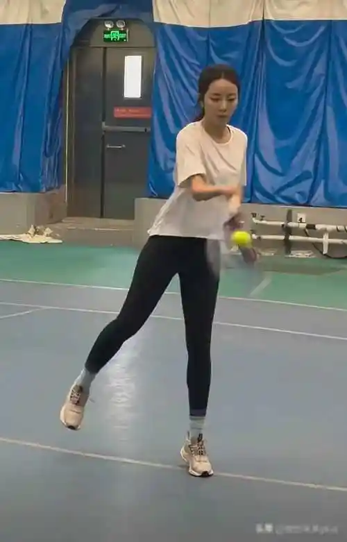 李思思现身网球馆,素颜憔悴显疲惫,锥子下巴抢镜引关注