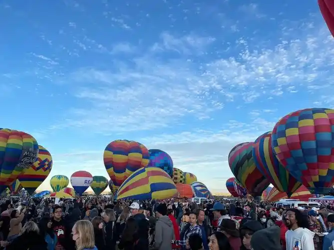 2021年的阿尔伯克基国际热气球节,那天风向朝着sandia - 抖音