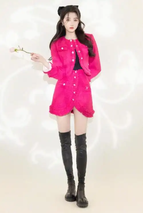 关晓彤现身北京台春晚晒后台照片送祝福一身粉色短裙年轻靓丽