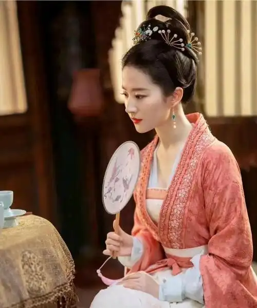 下面就让我们一起欣赏一下刘亦菲的古装剧照吧!