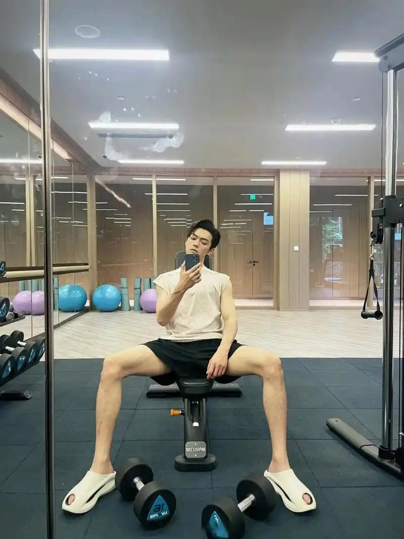许凯为拍剧不能胖了,穿拖鞋去健身,敬业优秀的许凯!