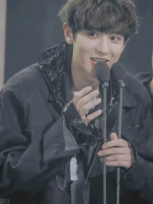 看到灿烈的smile感觉一整天的烦恼都没有了,感觉到心脏砰砰砰#朴灿烈