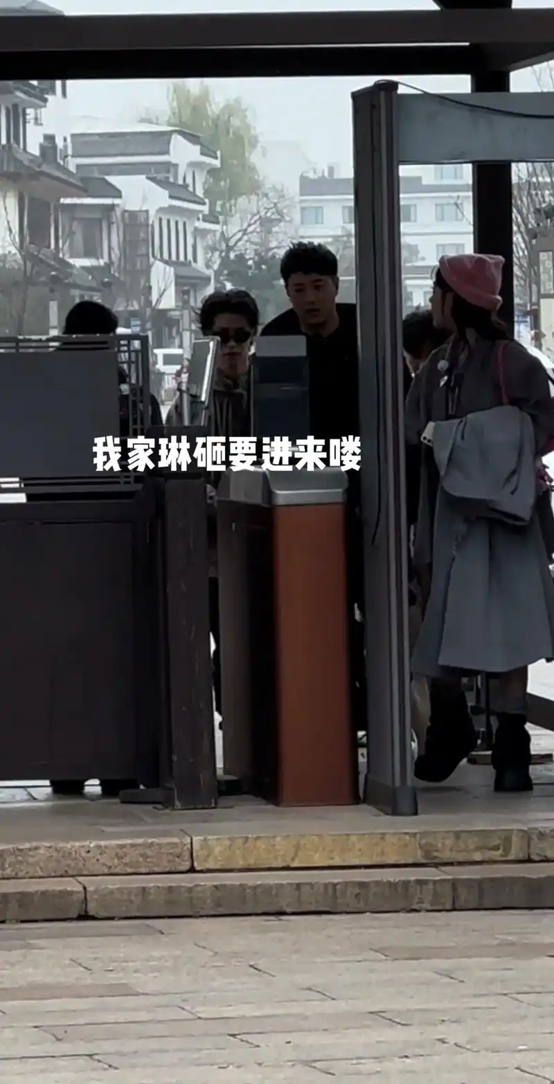 原谅我不可自拔可能不经意看你一眼心里石头都会落下#小鬼王琳 - 抖音