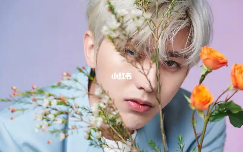 蔡徐坤最新大片花与银发少年眼神太鲨了