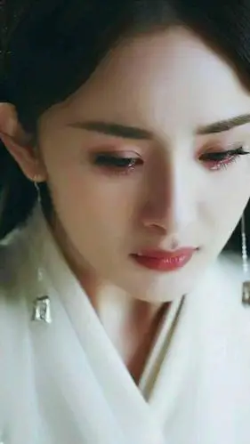 古装美人落泪,刘亦菲唯美,杨幂凄美,而她却是典型的白莲花!