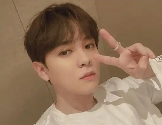 尤长靖与经纪人恋情疑似曝光,两人在厕所甜蜜合影,引发粉丝不满_王