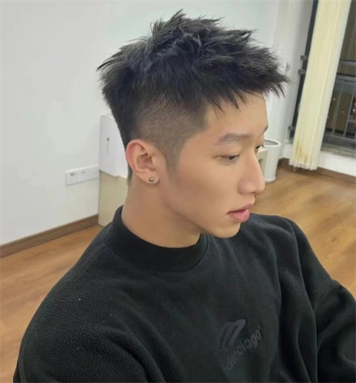 男生短发摩根烫 蓬松发根烫发型_男生烫发 - 美发站