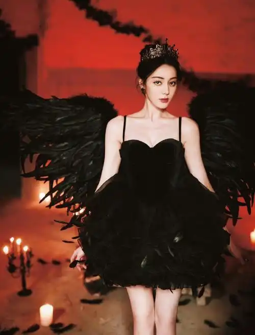 迪丽热巴超话以一袭 masionwester黑天鹅礼服搭配savi×missoma 戒指