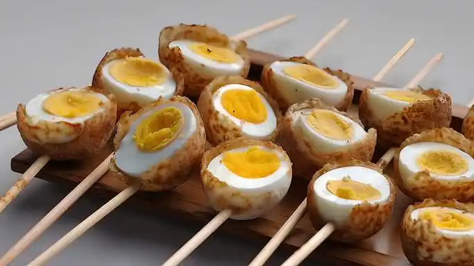 一张炸鹌鹑蛋 i>串 /i> i>串 /i>的图片