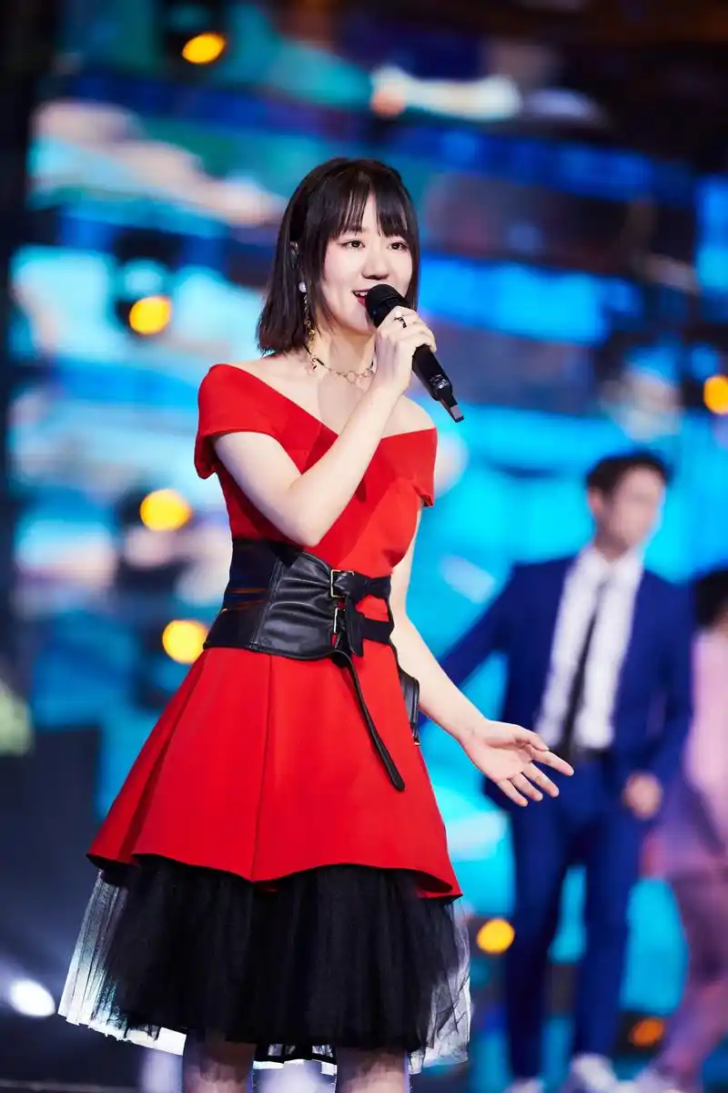 谢春花红裙亮相东方卫视跨年盛典 温暖声线惊艳全场