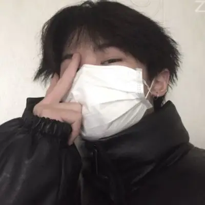 戴口罩男生成熟头像 念七