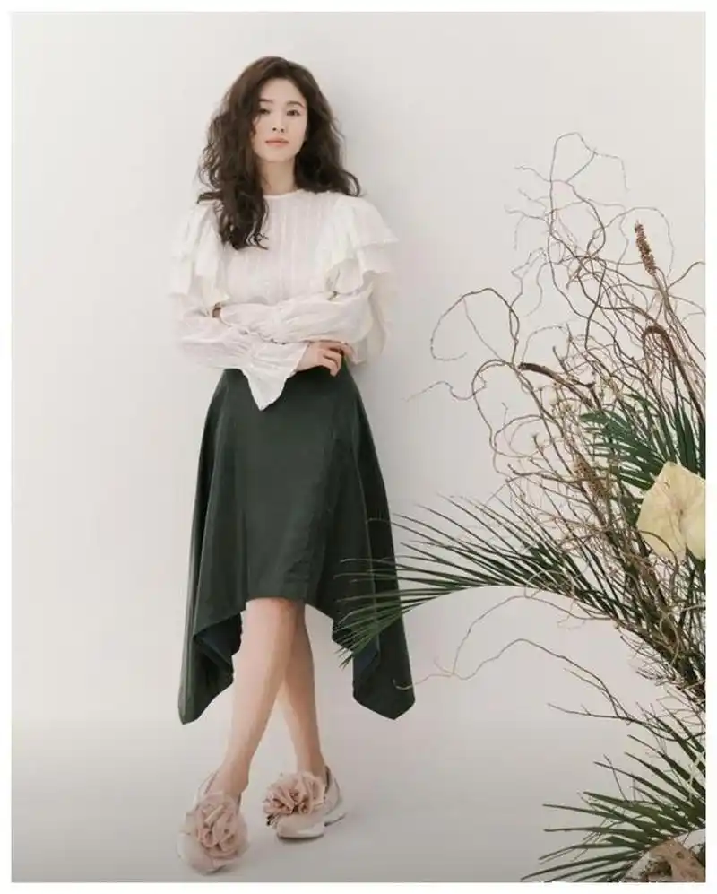 韩国女星宋慧乔:最新夏日时尚穿搭示范,单身后像少女