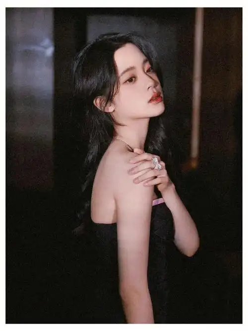 欧阳娜娜拍摄日常花絮照短发酷女孩壁纸