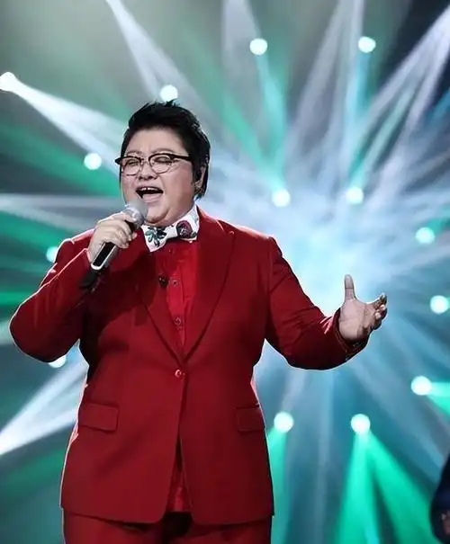 韩红美翻成功!瘦到脸脱相撑不住衣服,网友表示变太多认不出