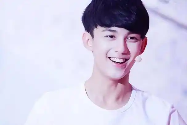 11月4号下午,娱乐圈王俊凯传来最新消息!_挑战_明星_成长