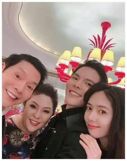 向华强_一家_墨镜