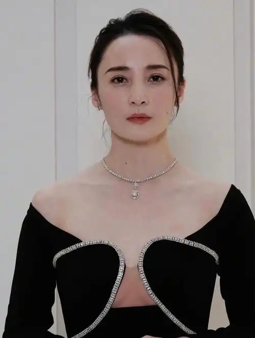 47岁蒋勤勤活动未修生图来了,身穿黑色长裙尽显大气,连怼脸照也不害怕