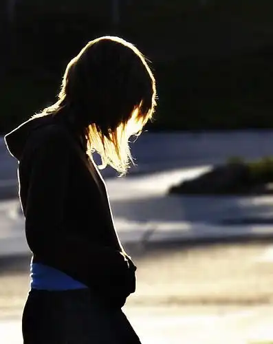 经典照片图库 馆藏分类    逆光拍摄只适合中景以上的景别,比如全景或