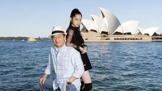 欧阳娜娜与成龙合影.