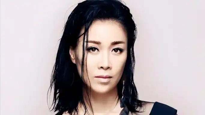 中国著名歌手那英携带45亿资产移居英国,你看好她的音乐事业吗?