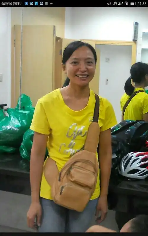 我有一位最喜欢的朋友,那就是我同学的妈妈,长得又很年轻,又很漂亮