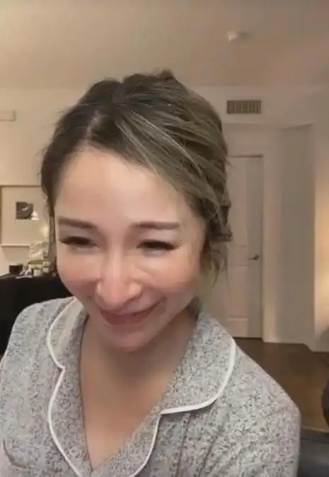 萧亚轩之前在直播中承认了做了双眼皮手术和注射玻尿酸,而其他整容