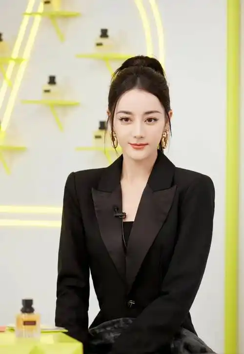 绯闻缠身,敬业人设翻车,流量大不如前,迪丽热巴怎么这样了_网友_的