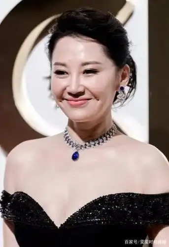 许晴衣品"开挂",穿裸肩礼服秀凹凸身材,镜头拉近暴露面部僵硬