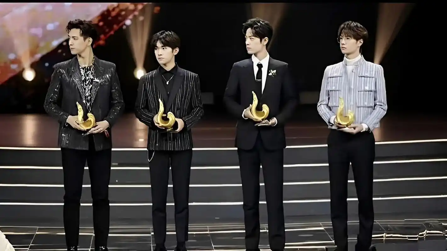 李现,易烊千玺,肖战和王一博在2019年微博之夜同台颁奖.