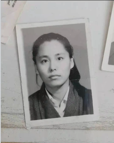 照片背后的故事:父亲母亲年轻的时候也曾英俊潇洒,文质彬彬_证件_年代