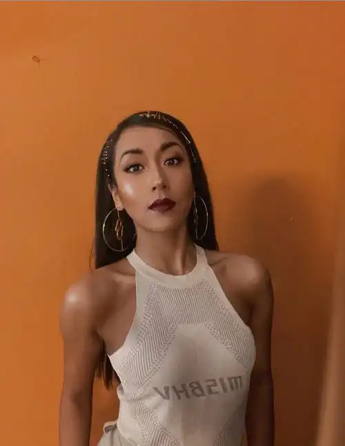 吉克隽逸衣品像开挂皮肤黝黑还穿一身白不但不丑还很有气质