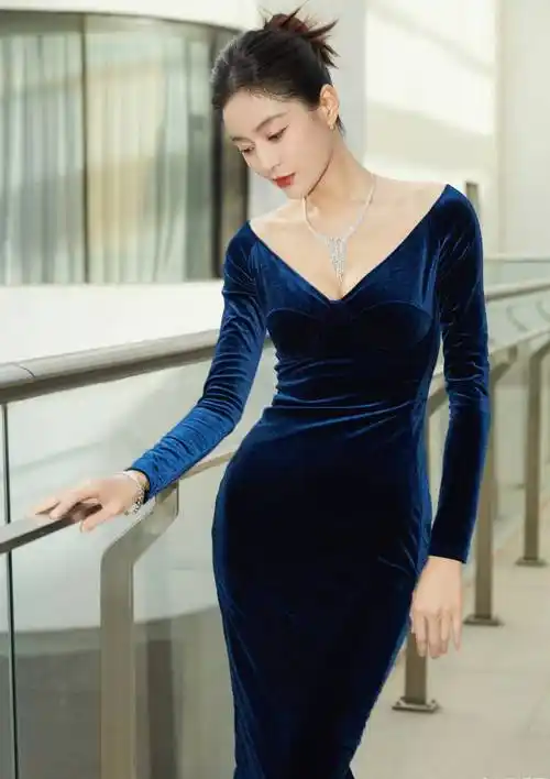 女星王媛可戴银钻颈链拍写真,腰围收窄凸显苗条身材,艳美绝俗_活动