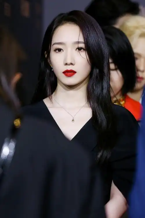 孟美岐红唇黑裙妩媚性感写真图片46