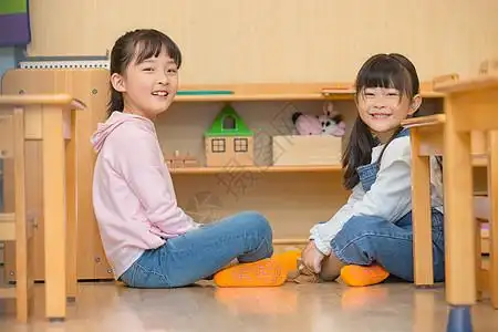 两个小女孩课间一起玩游戏图片素材