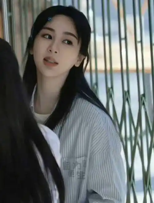 杨紫连上2条热搜,和张一山名场面被扒,"你像在遛狗"这话绝了_网易订阅