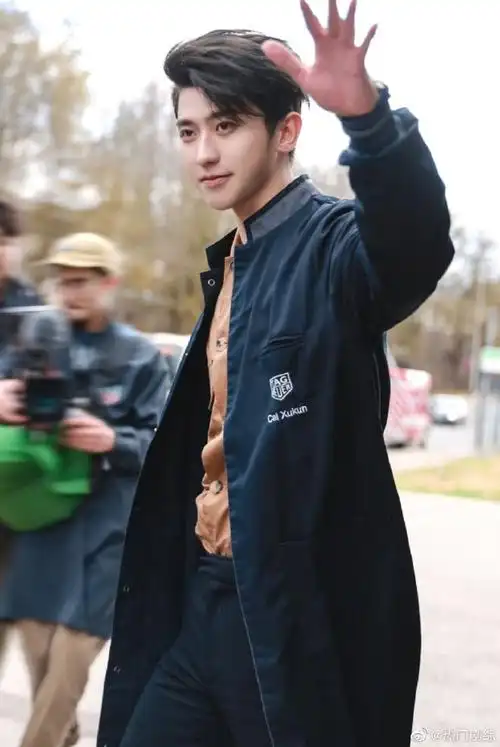 蔡徐坤棕色衬衫