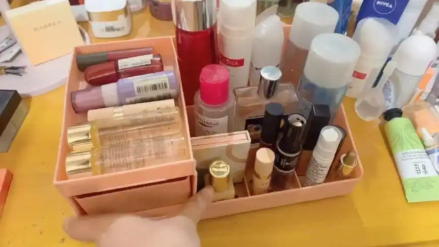 有没有人跟我一样,桌上乱七八糟一大堆化妆品,这下好了