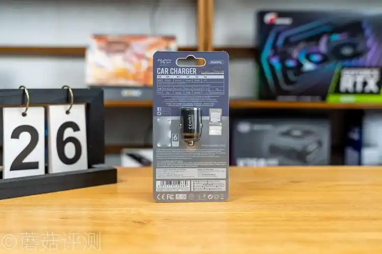 体积确实小巧,但无法双口同时快充,remax睿量rcc110车充