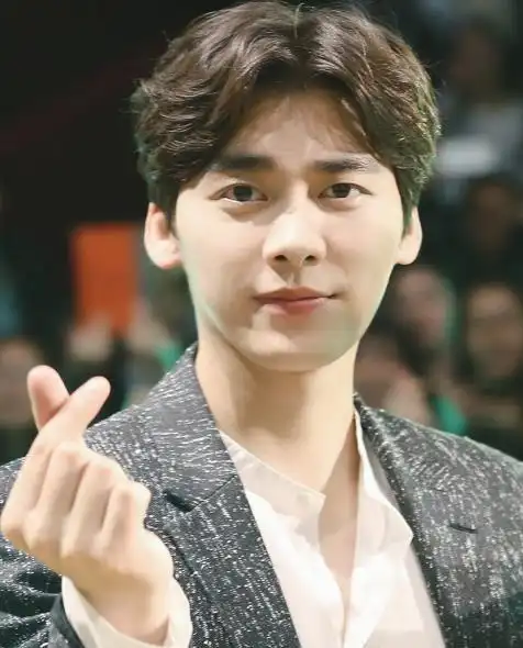 每一次对待周围的人李易峰都能够非常有礼貌的微笑,这也是我为什么对