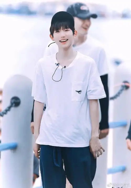 王源夏日清爽私服穿搭