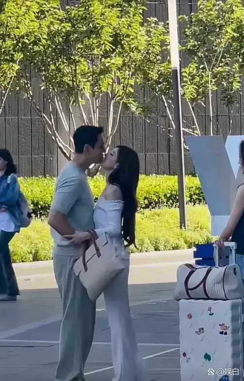 见惯了演员们借位演绎的吻戏桥段,此番却是货真价